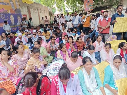 69000 teachers recruitment: applicants protest outside UP's minister house.