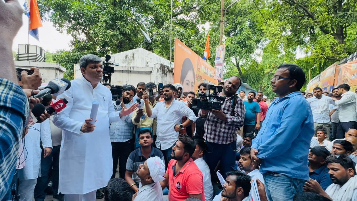 69000 teachers recruitment: applicants protest outside UP's minister house.