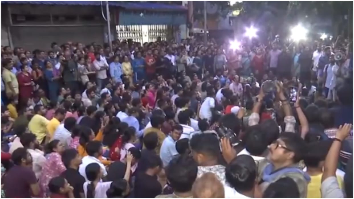 Medics meet police commissioner after 24-hr stay on road, seek his resignation over doctor's murder