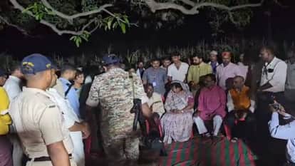 Singrauli Tribal Farmer Death Sampatiya Uike reached victim farmer family villagers raised slogans of Murdabad