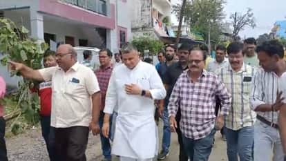 Betul Congressmen found new way to protest against potholes on road BJP flags and then performed shraddha