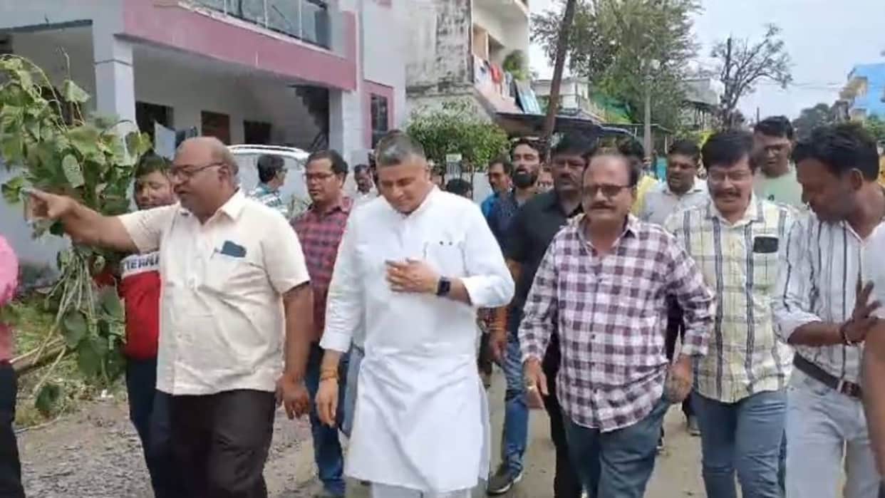 Betul Congressmen found new way to protest against potholes on road BJP flags and then performed shraddha