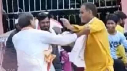 आपस में लड़ पड़े कथावाचक