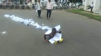 Neemuch he begged for justice from CM keeping slippers on his head returned rolling with thousand complaint