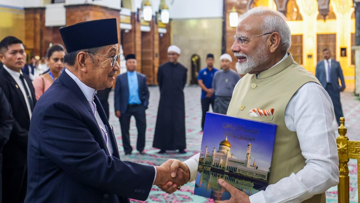 PM Modi visits iconic Omar Ali Saifuddien Mosque in Brunei