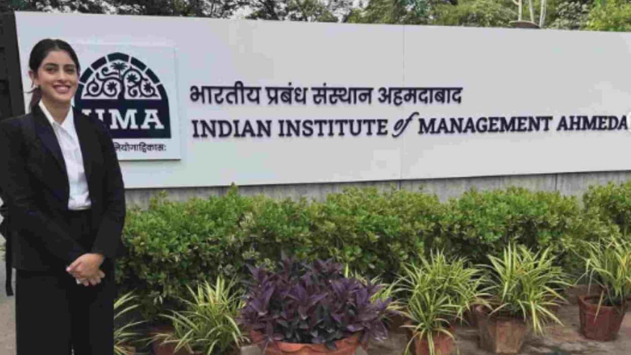 Navya Naveli Nanda Big B's granddaughter gets admission in IIM, know the education of Bachchan family