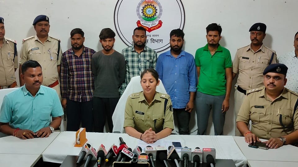 पुलिस की गिरफ्त में आरोपी