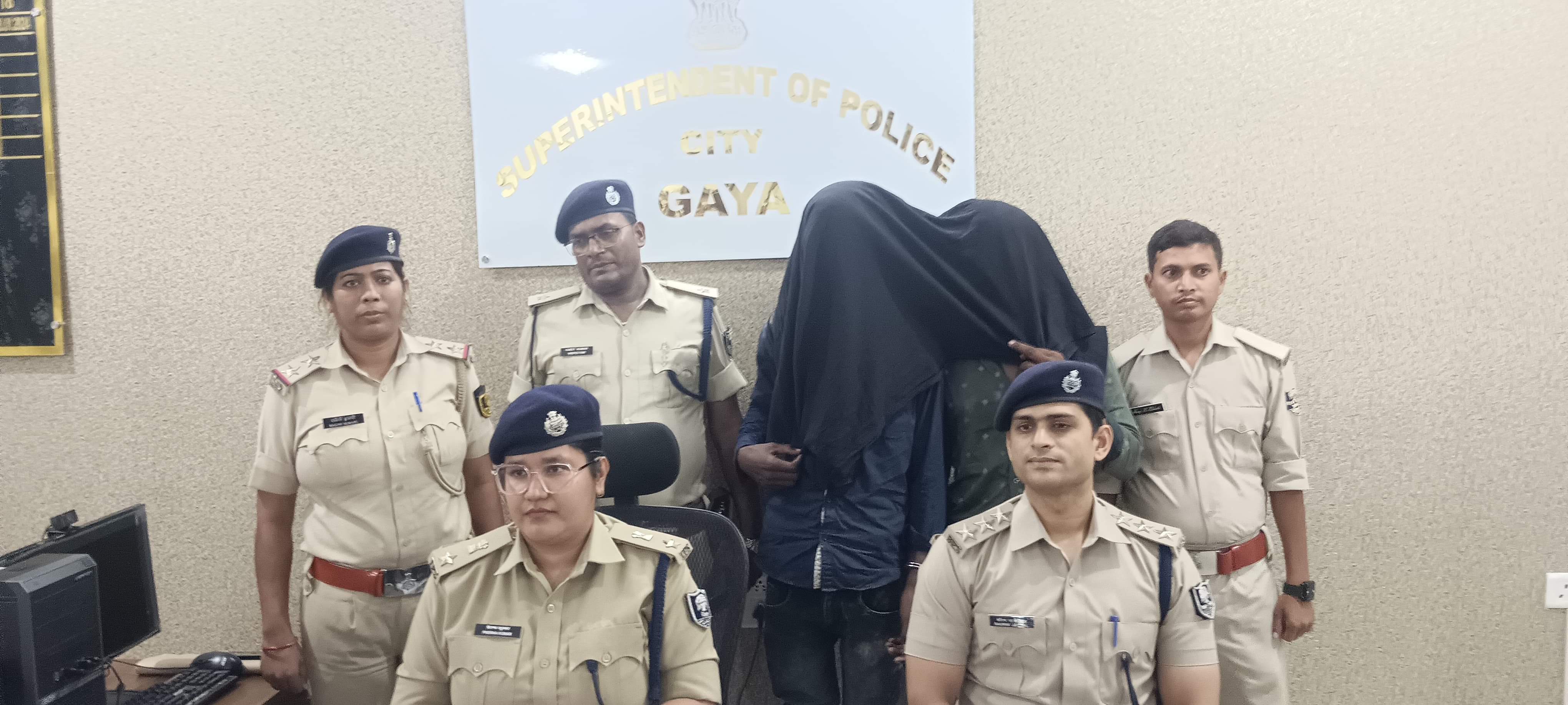 Police arrested a criminal with a reward of Rs 10 thousand along with a weapon