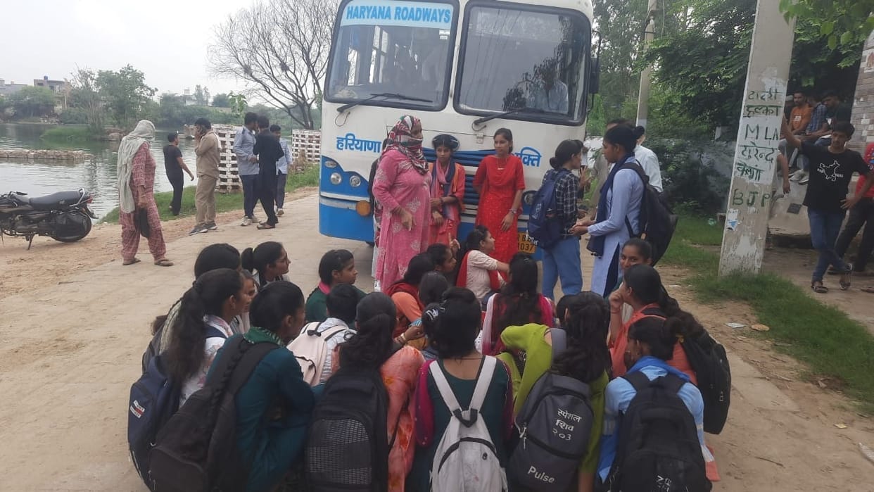 Students got angry due to lack of buses in Dadri, blocked two places
