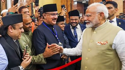 PM Modi visits iconic Omar Ali Saifuddien Mosque in Brunei