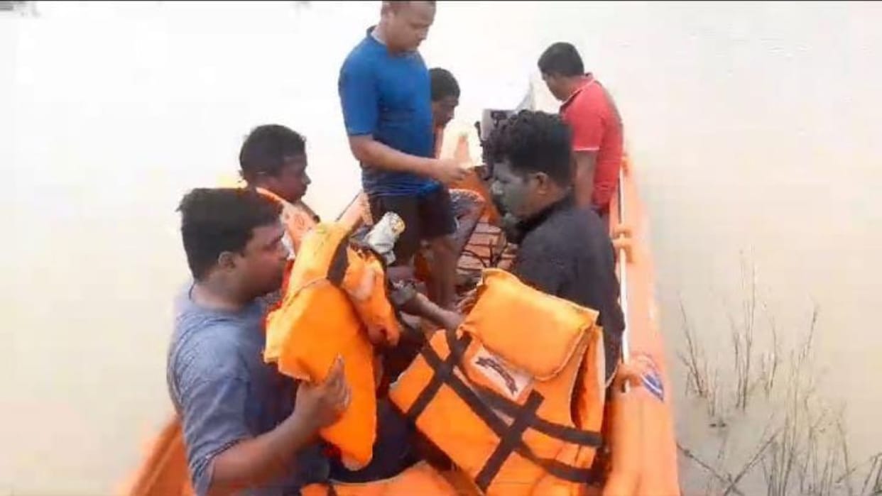 10 month old baby along with mother washed away in Hasdev river shepherd saved the womanchild still missing