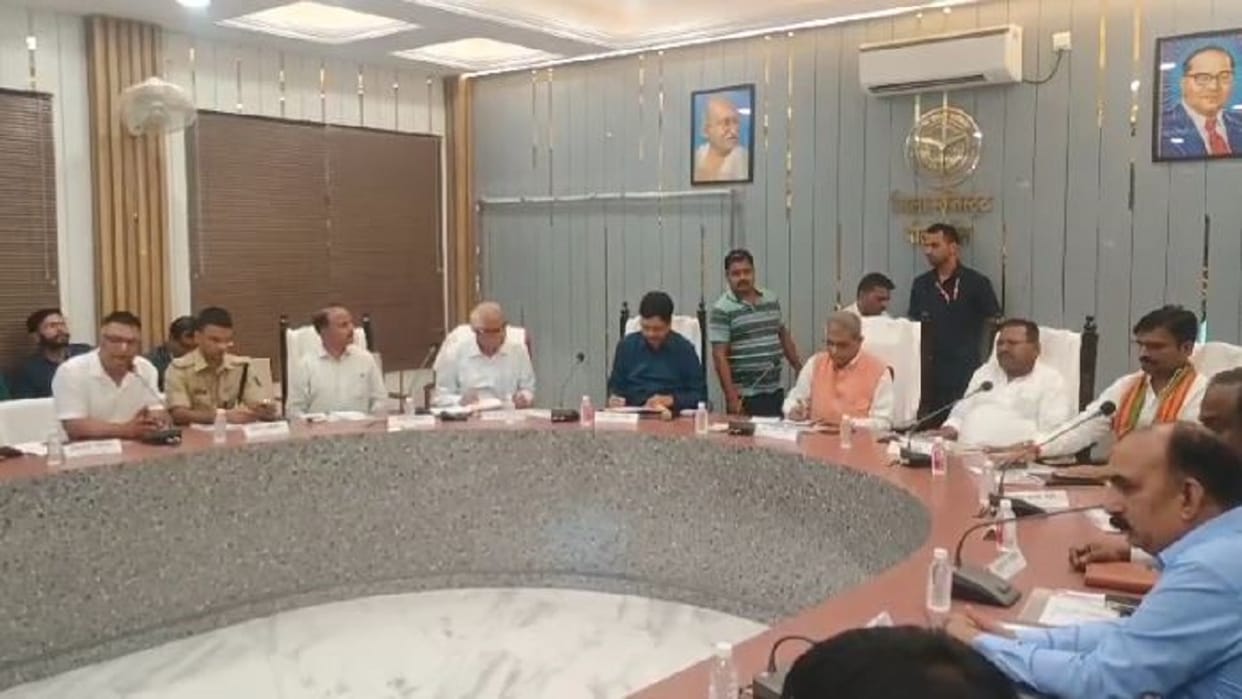 Forest Minister Arun Kumar held a review meeting in Pilibhit