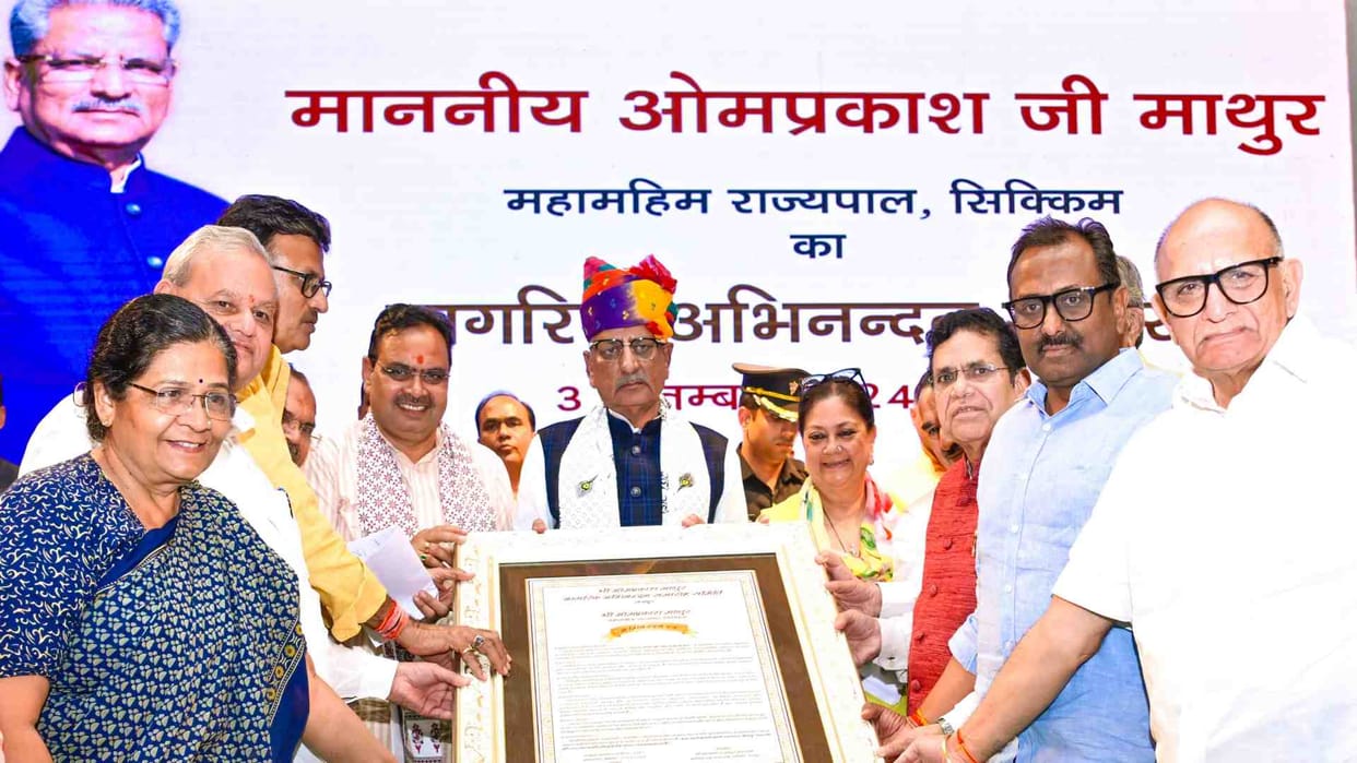 Jaipur: Former CM Vasundhara Raje's political message in felicitating Om Mathur