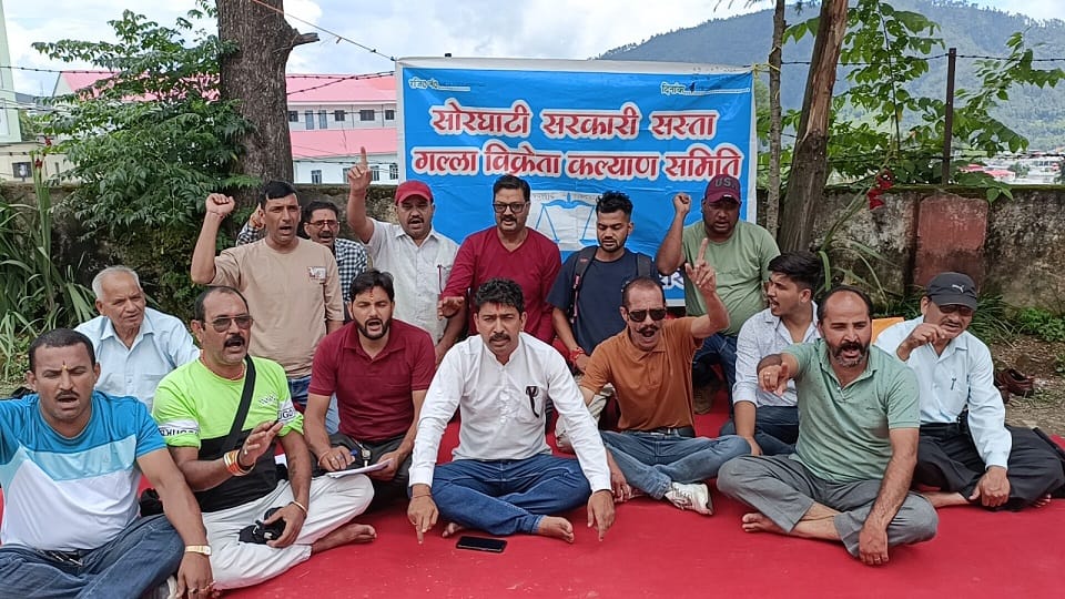 vendors stop distribution of ration and strike in pithoragarh