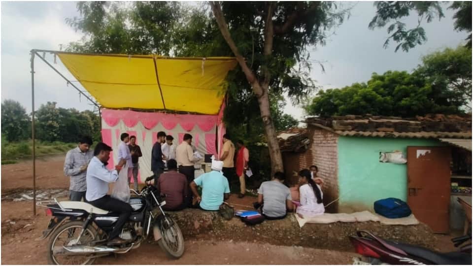 इस तरह टेंट लगाकर बेचे जा रहे शपथ पत्र।