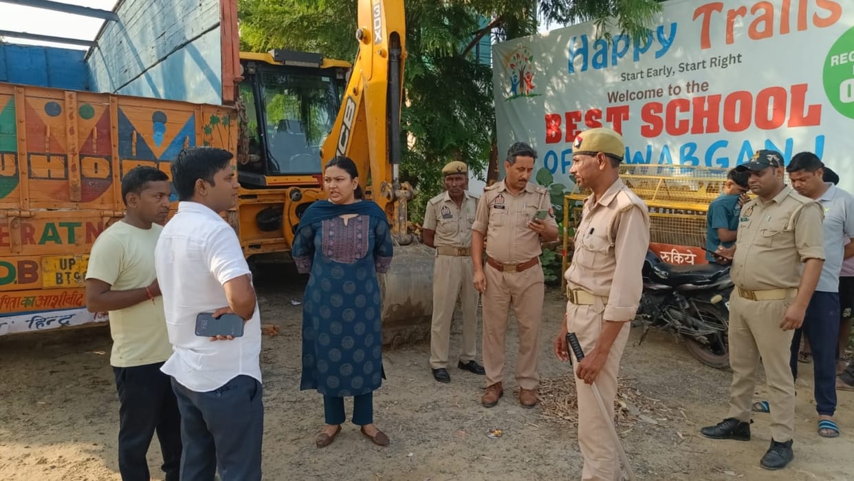 SDM caught three tractor drivers involved in illegal mining police released them