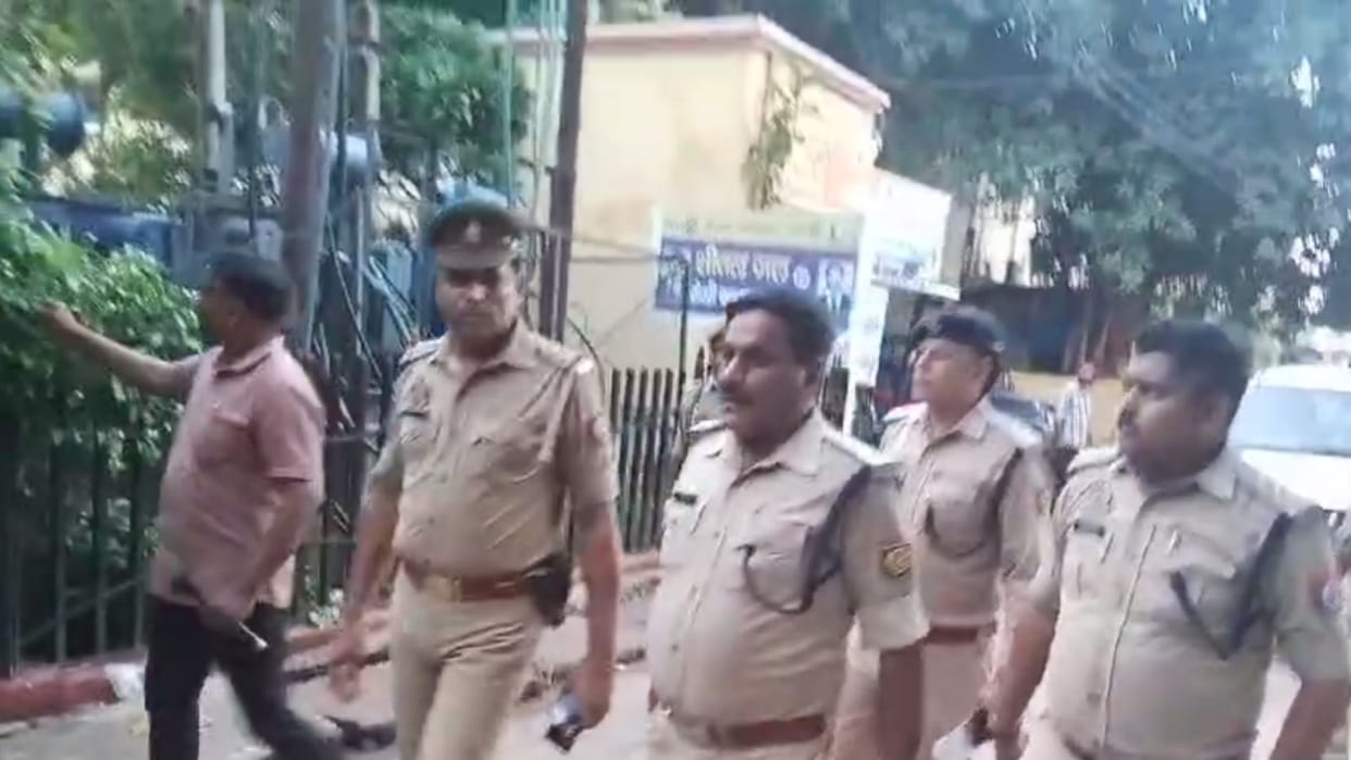 Three arrested after encounter in Sultanpur in jweller robbery case.