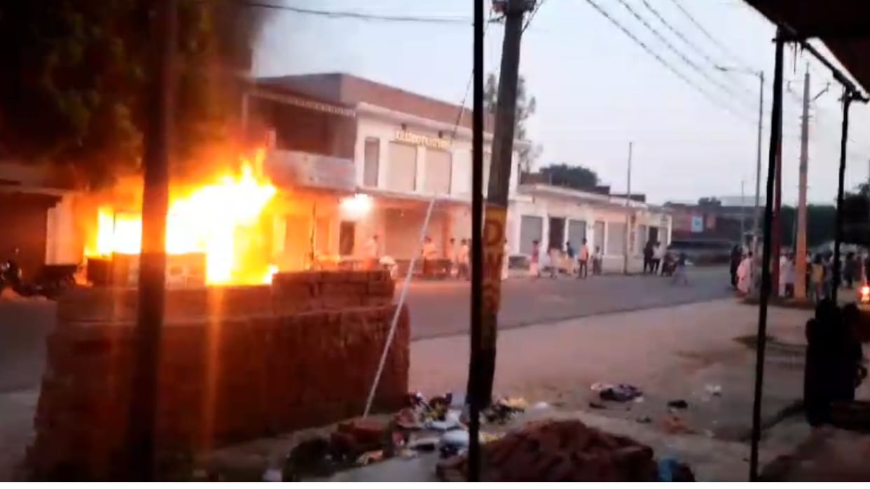 fire in shop goods worth 20 lakhs and cash worth 5 lakhs burnt in Mau