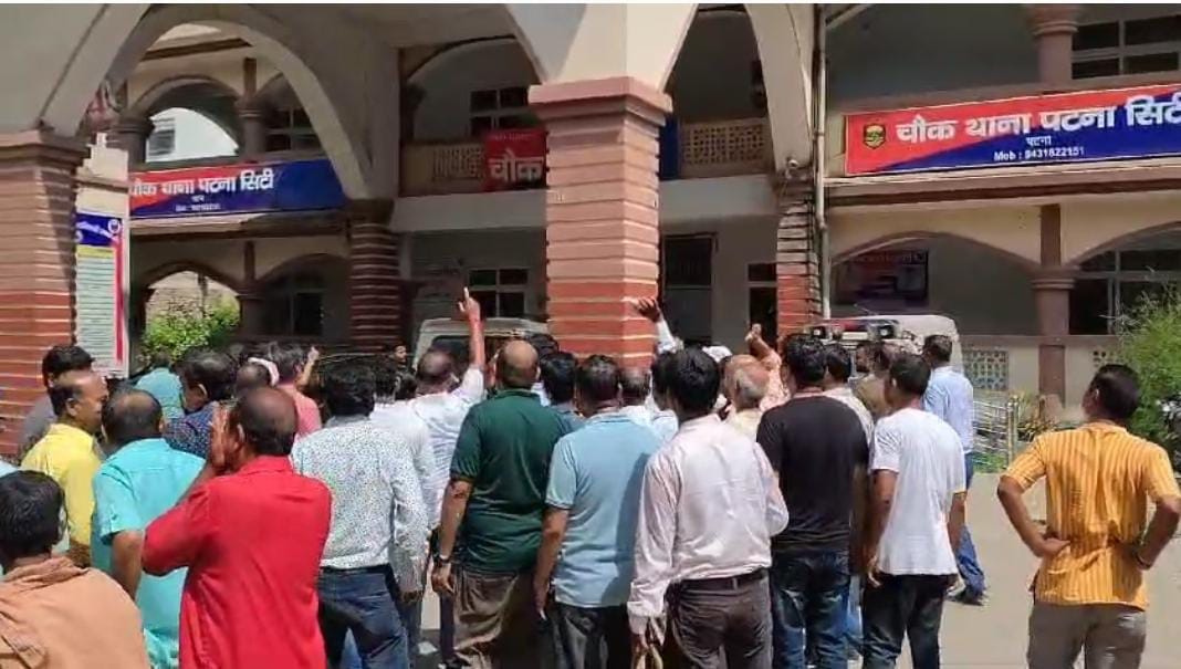 Bihar: Gold traders gheraoed Chowk police station in Patna city