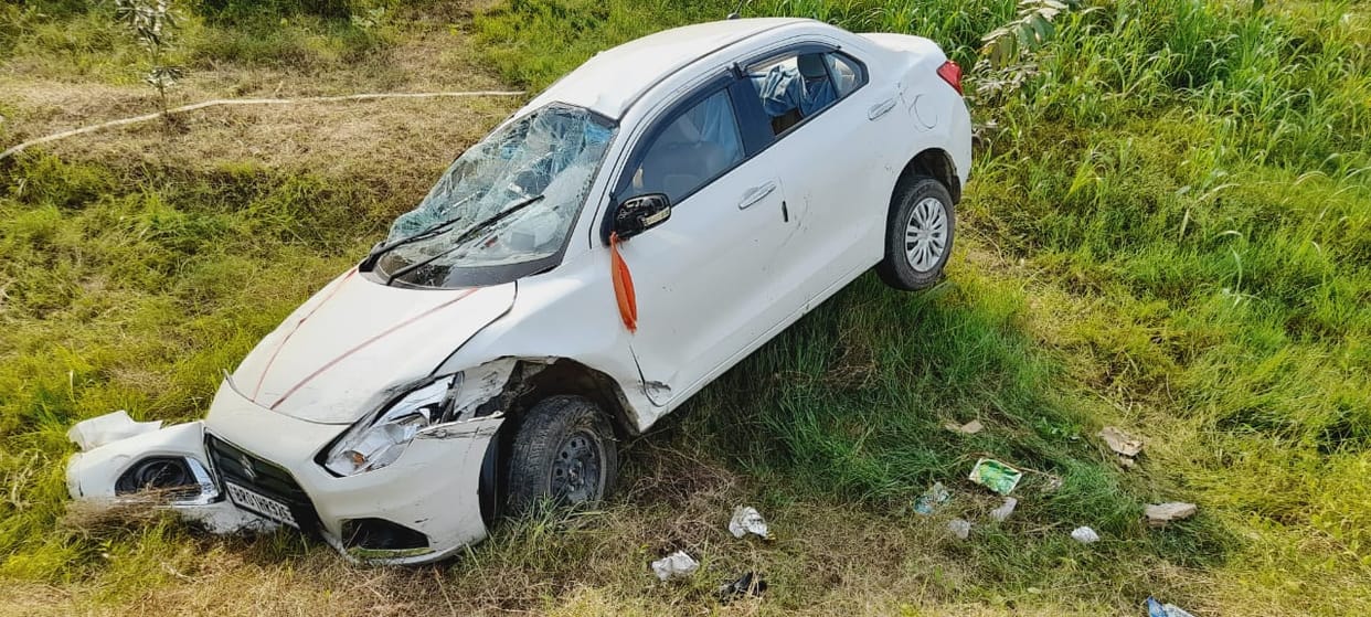 A car coming at high speed overturned in a ditch in Patna