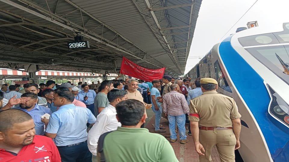 Clash over operations of Vande Bharat Staff of Ajmer and Agra clashed thrice ruckus