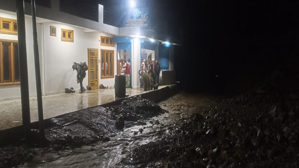 Uttarakhand Weather Rainfall in Yamunotri Dham water entered people homes Debris spread on highway