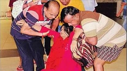 Greater Noida : डायरिया की चपेट में ग्रेनो की पूरी सोसाइटी, 1500 से ज्यादा लोग बीमार और 50 भर्ती The entire society of Greater Noida is in the grip of diarrhea, more than 1500 people are sick