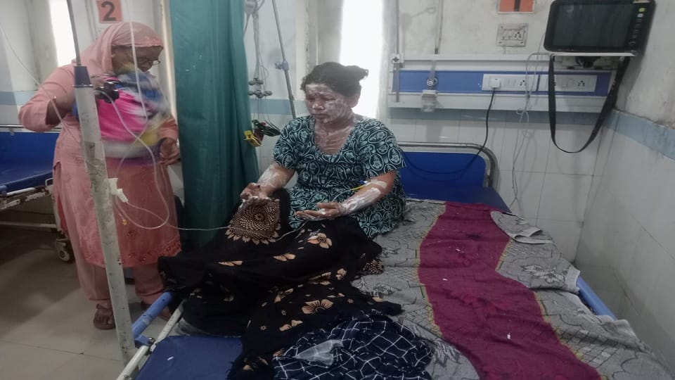Three people including husband and wife got badly burnt due to fire in gas cylinder in ramnagar