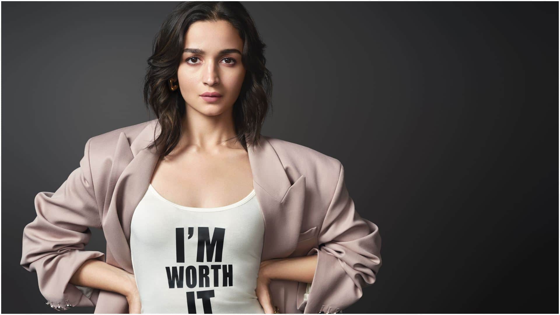 Jigra actress Alia Bhatt scolded the paparazzi and can be heard saying Kya kar rahe ho yeh private space hai