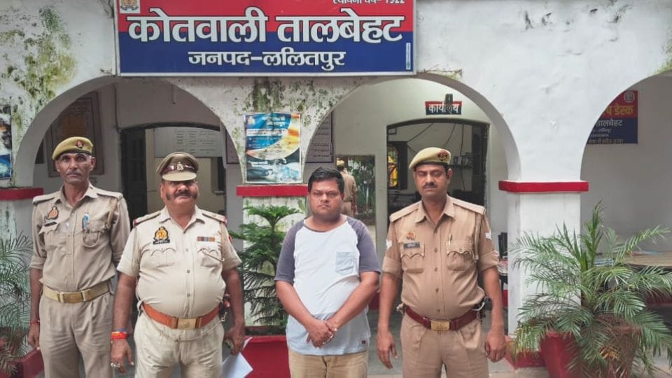 Anti corruption team in Jhansi caught teacher taking bribe of Rs 10 thousand