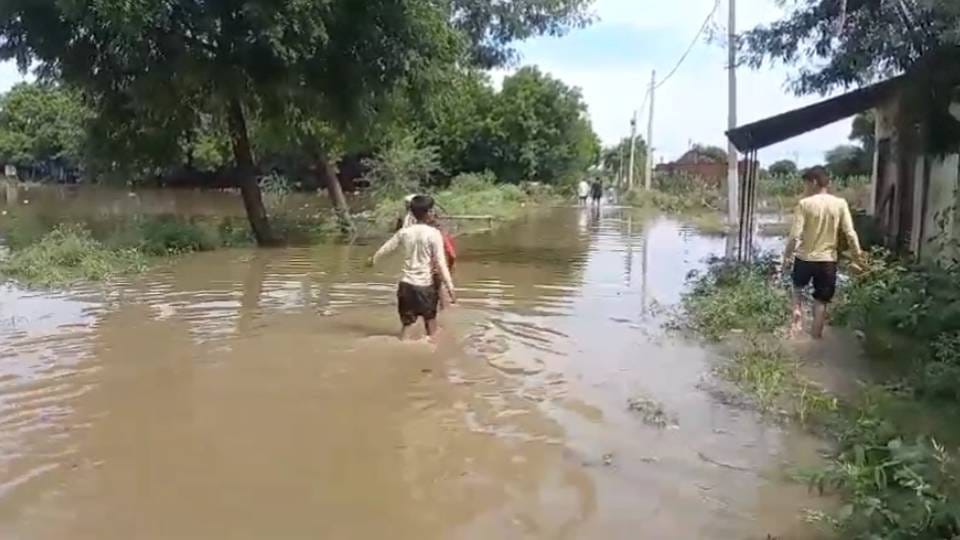 ponds overflowed Due to heavy rains in Agra streets and roads were all flooded with water