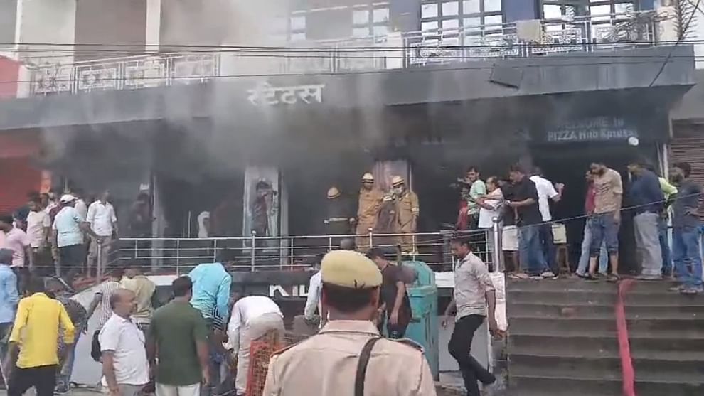 Fire in a cloth showroom in Ambedkarnagar