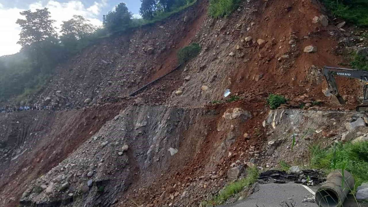 Gangotri-Yamunotri and Badrinath highway Debris and stones fell vehicles got stuck Uttarakhand Weather News