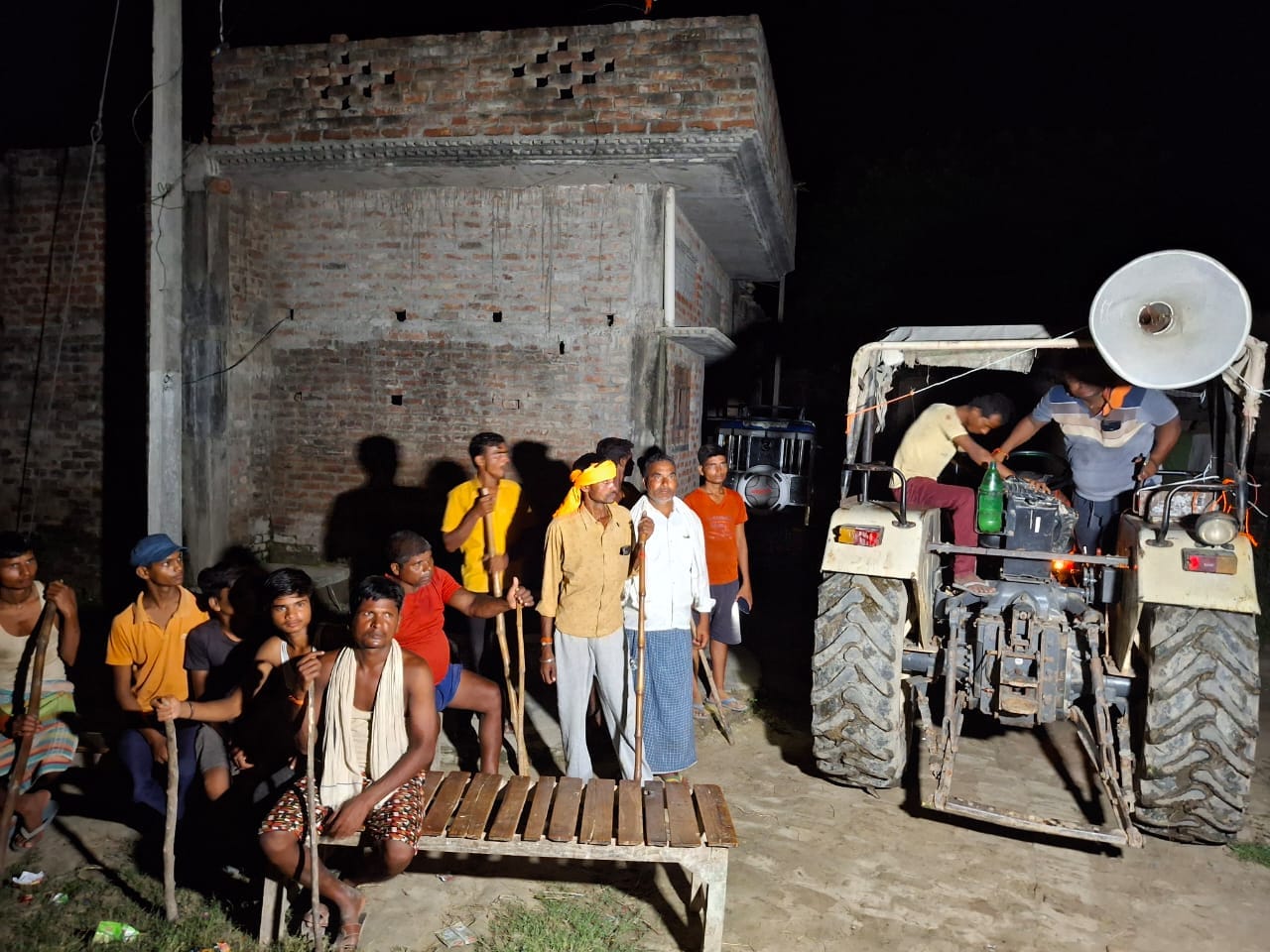 Up Bahraich Wolf Attack Forest Workers Armed with Sticks and Nets Plan Devised To Capture Wolves