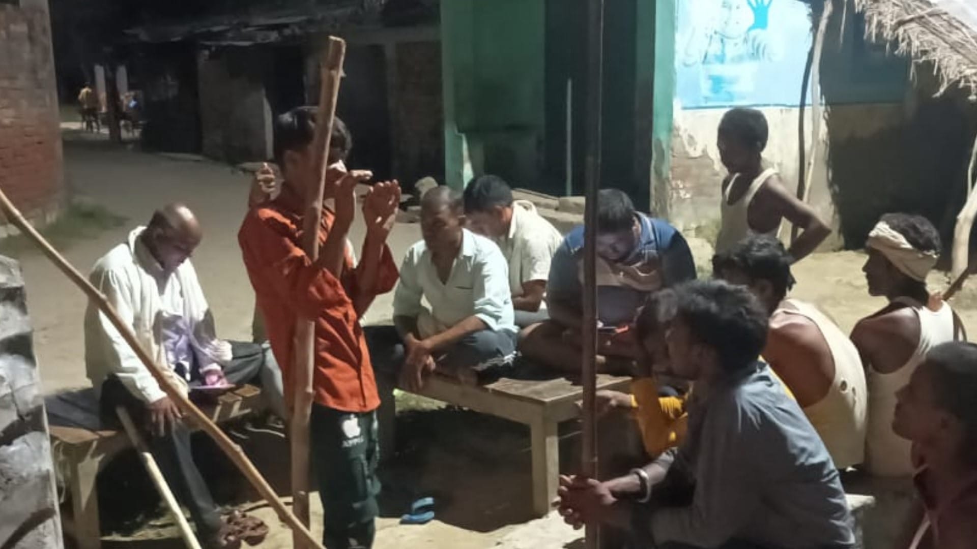 Up Bahraich Wolf Attack Forest Workers Armed with Sticks and Nets Plan Devised To Capture Wolves