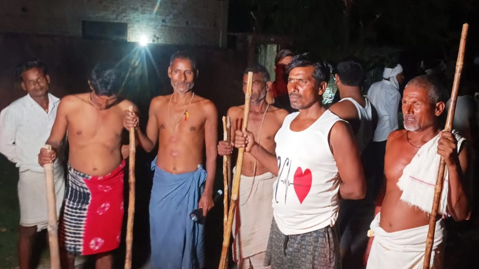 Up Bahraich Wolf Attack Forest Workers Armed with Sticks and Nets Plan Devised To Capture Wolves