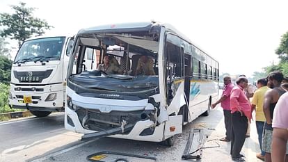 Two buses colloid dirung overtaking in Barabanki.