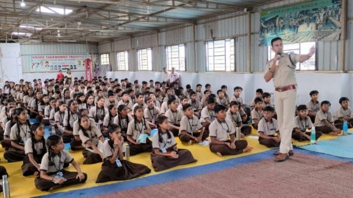 indore news cyber crime awareness school event