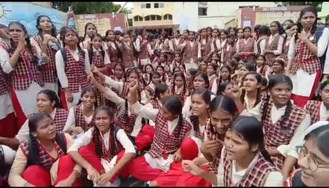 Students protest at Bhopal's Sarojini Naidu School, accuse of not cleaning, Congress taunts the government