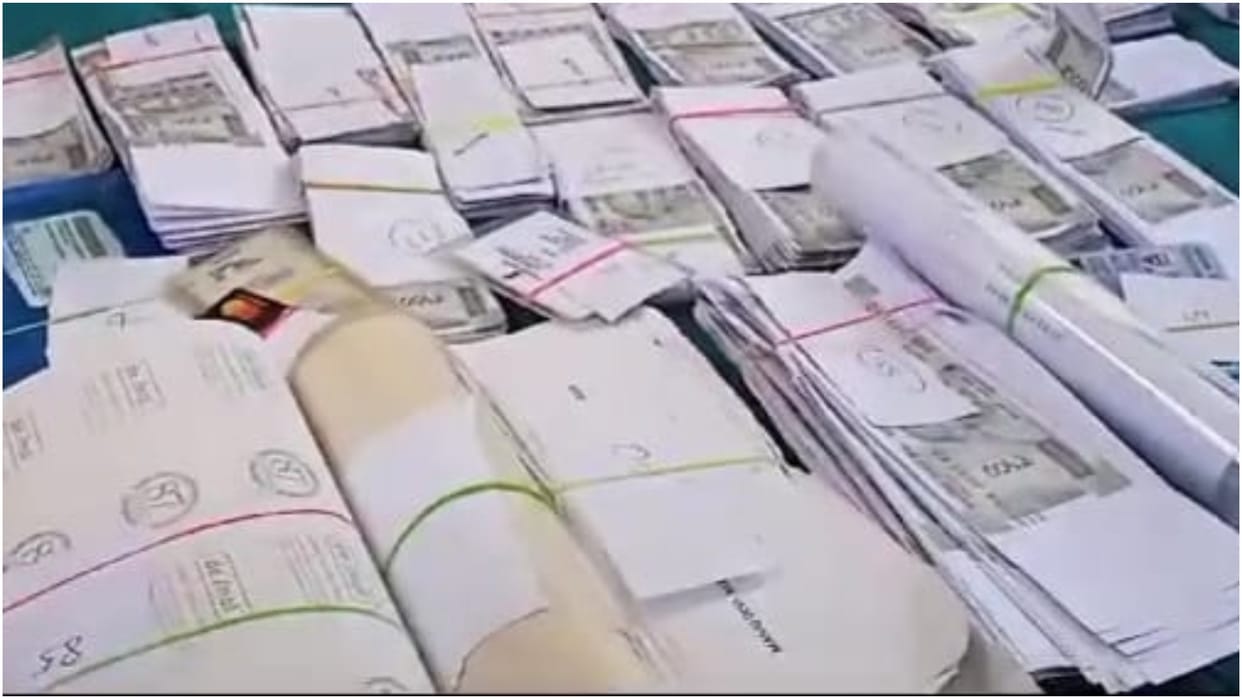 Bihar News: Bihar Police arrested two people including woman with fake Government documents and ten lakh rupee