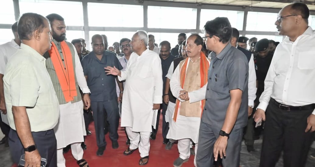दोनों डिप्टी सीएम व अधिकारियों के साथ निरीक्षण करते पहुंचे सीएम नीतीश कुमार।