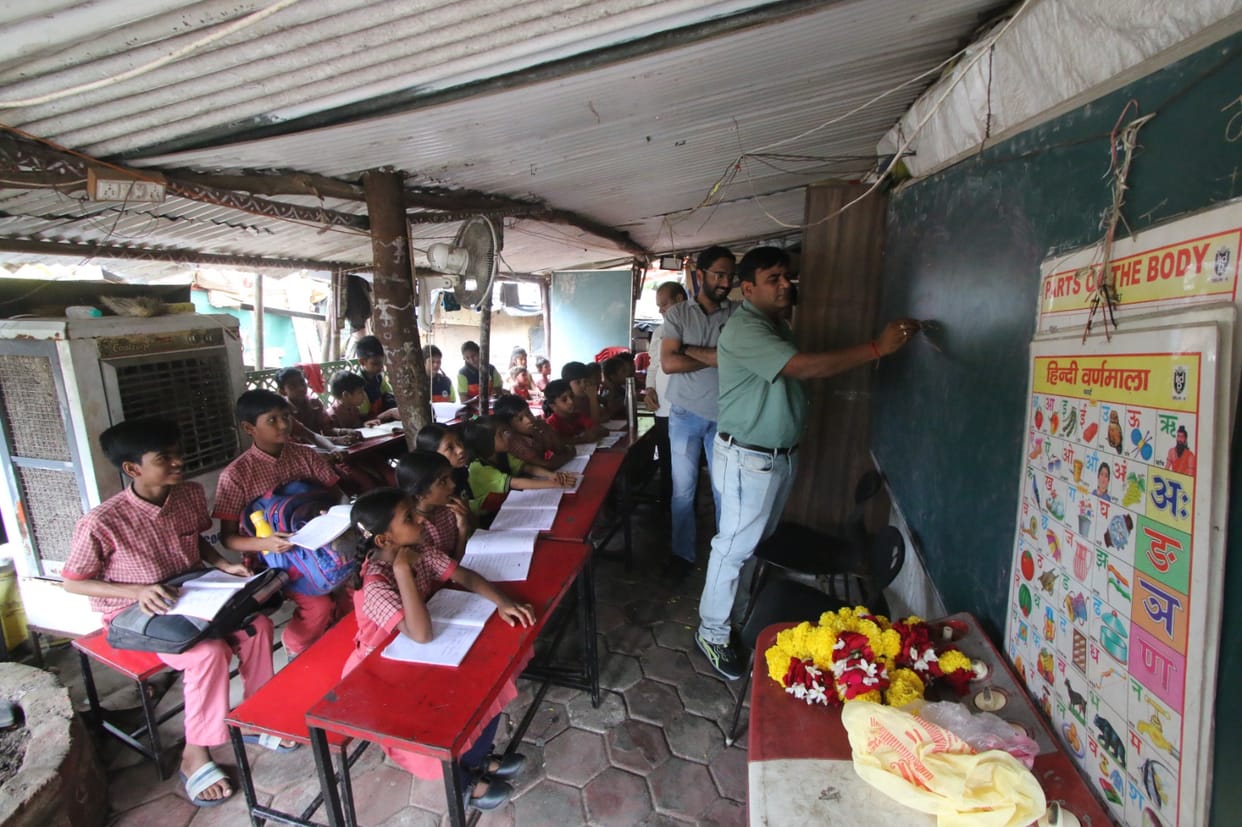 Indore: Teacher's Day special: Education to 60 children of the colony, children want to become collectors, pol