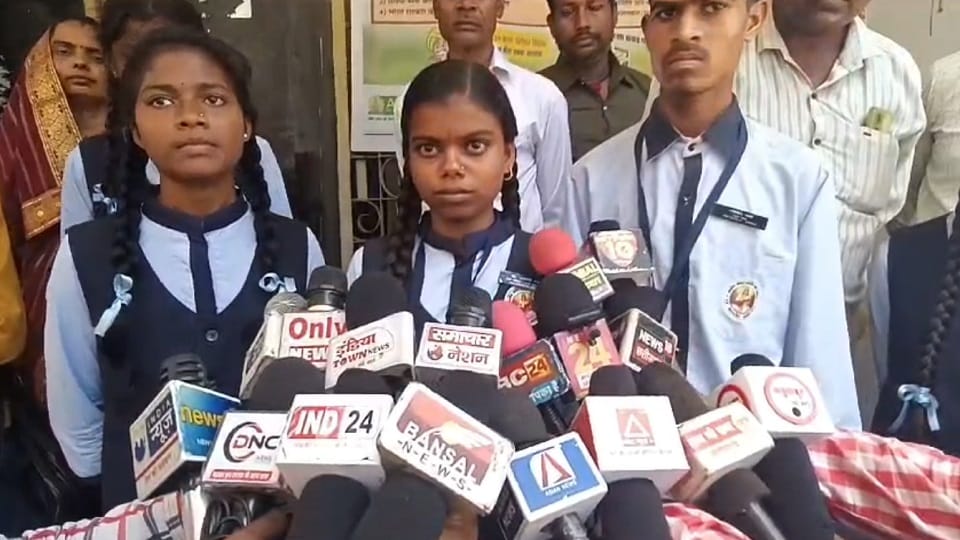 DEO threatened to send them to jail School children had come at behest of collector in Rajnandgaon