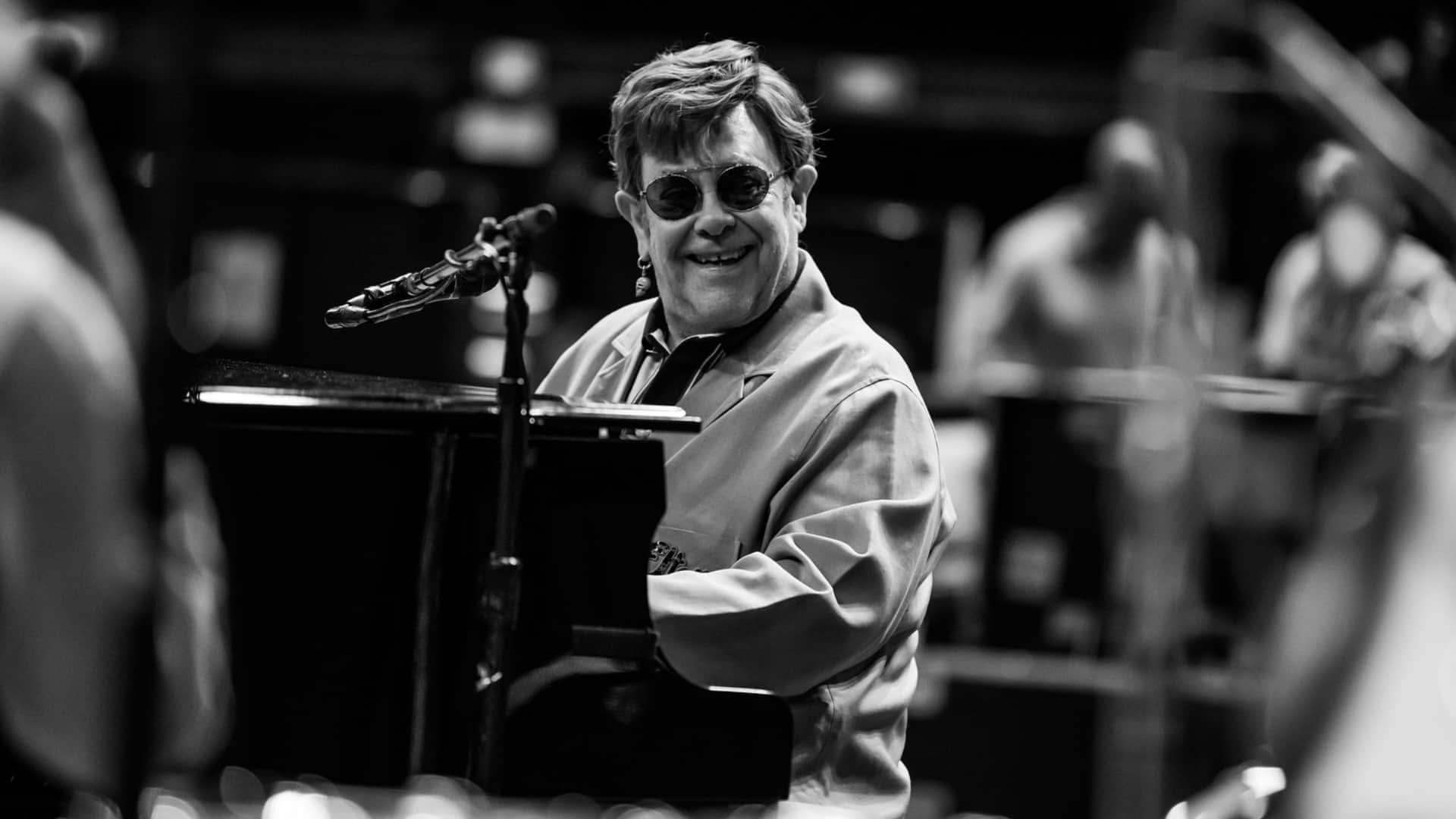 british music superstar elton john cannot see properly due to Severe Eye Infection