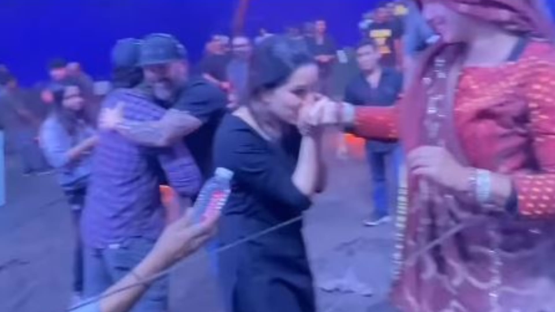 Stree 2 Shraddha Kapoor Kisses Female Stunt Performer Hand and Call Her Superwoman Viral Video on social media