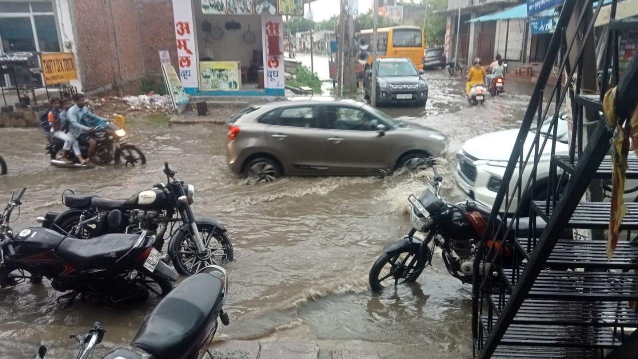 There was a jam at Neelam Chowk due to rain in Faridabad see photos