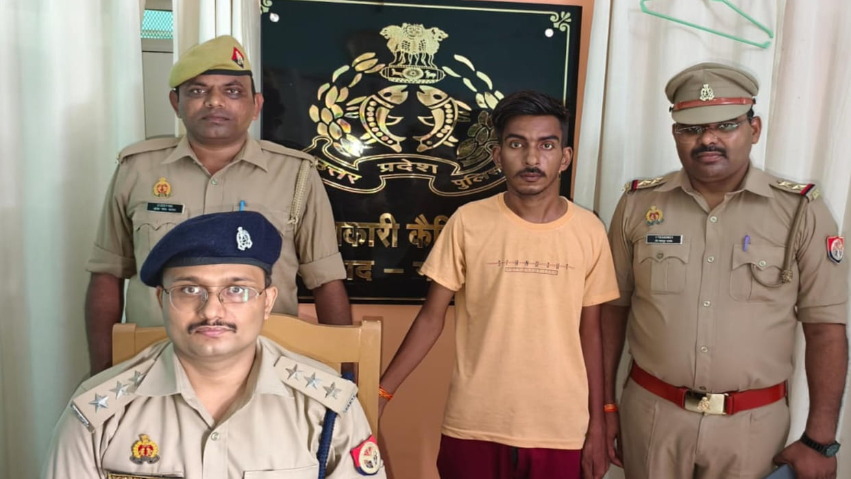 n Gorakhpur, PPganj police arrested a policeman carrying a reward of ten thousand rupees and sent him to jail.
