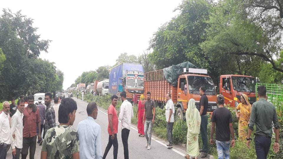 one died while two were injured hit by dumper In Agra when brothers returning with Kanwar