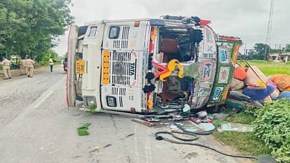 sixth class student died after being hit by truck in Mainpuri who going to school