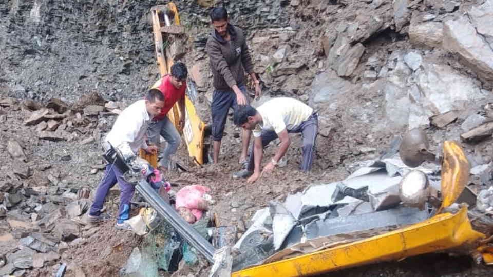 Chamoli Landslide Rock suddenly fell on Pajyana motor road JCB got buried in debris, driver died